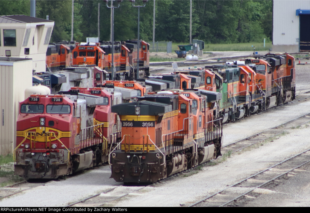 BNSF 3147 6417 1009 747 738 NS 3956 3948